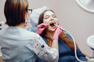 Как се постига размекване на зъбен камък